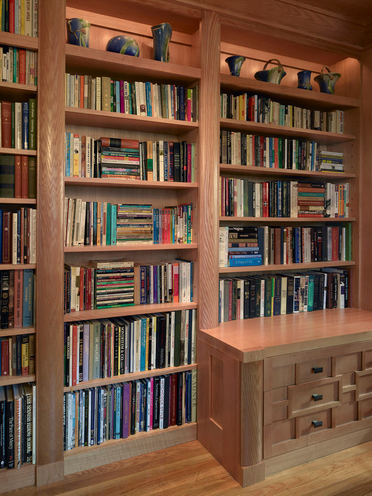 Bild på ett orientaliskt hemmabibliotek, med ljust trägolv och ett inbyggt skrivbord