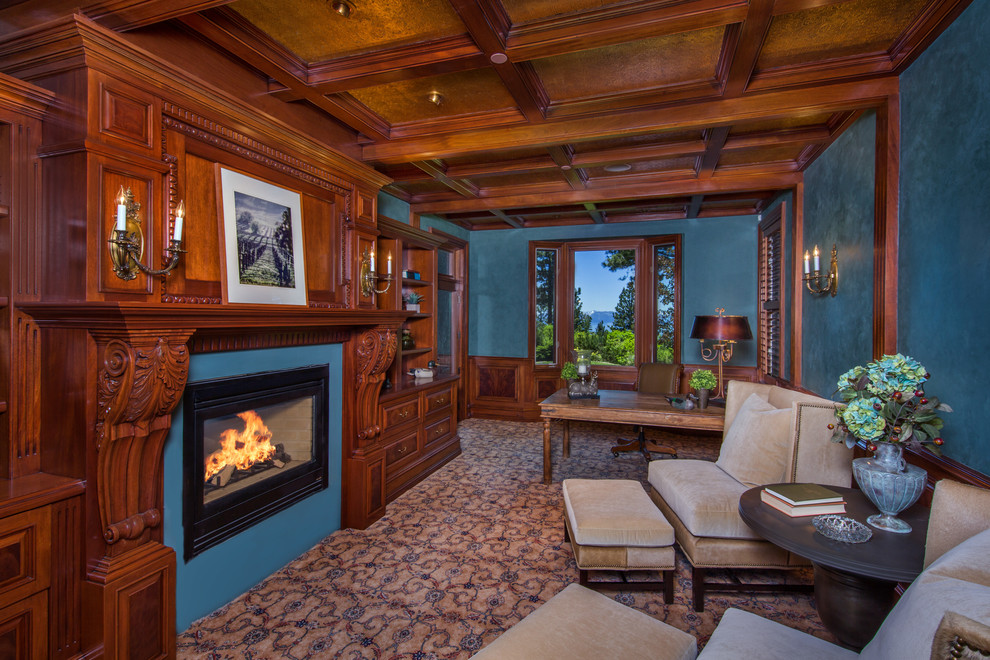 サクラメントにある広いラスティックスタイルのおしゃれな書斎 (青い壁、カーペット敷き、標準型暖炉、漆喰の暖炉まわり、自立型机) の写真