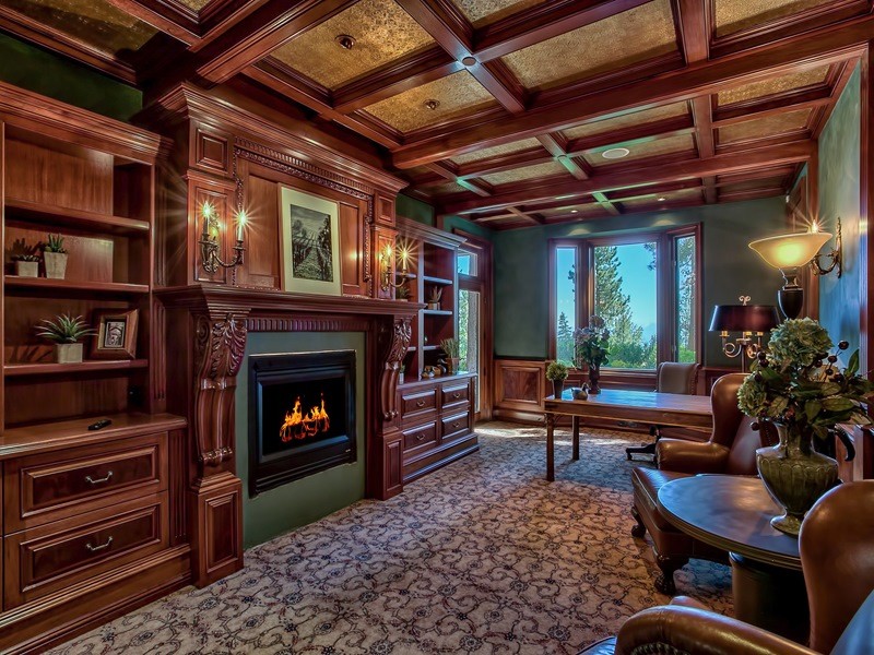 サクラメントにある広いラスティックスタイルのおしゃれな書斎 (カーペット敷き、標準型暖炉、自立型机、漆喰の暖炉まわり、緑の壁) の写真