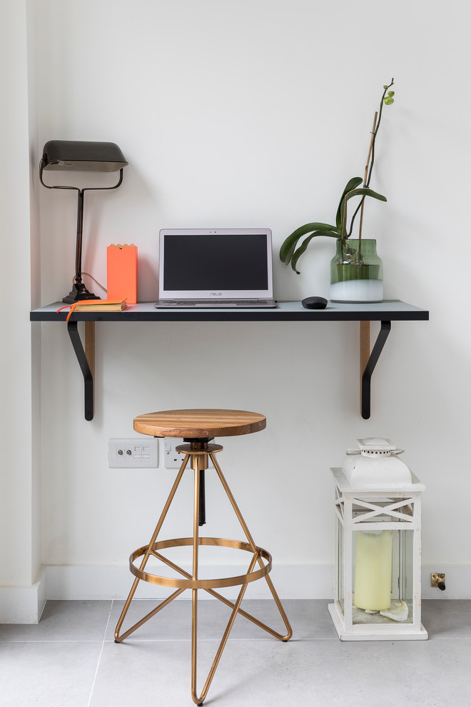 Foto de despacho clásico pequeño sin chimenea con paredes beige, suelo de baldosas de cerámica, escritorio empotrado y suelo gris