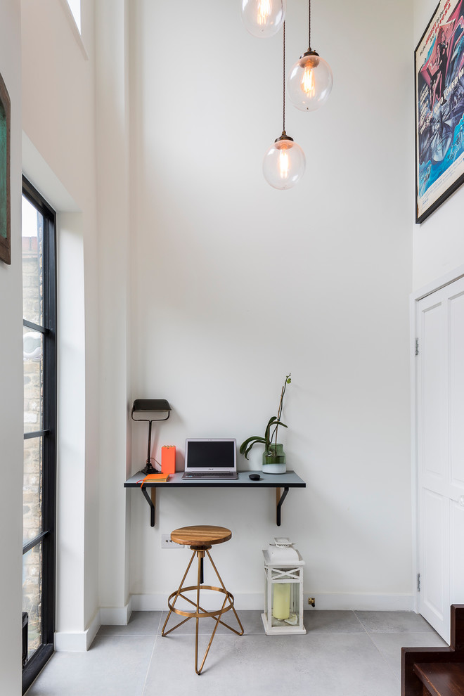 Idee per un piccolo ufficio design con pavimento con piastrelle in ceramica, nessun camino, scrivania incassata, pavimento grigio e pareti bianche