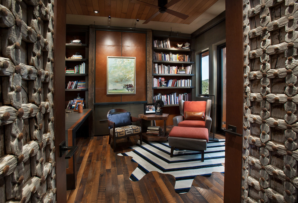 Стильный дизайн: большой домашняя библиотека в стиле фьюжн с коричневыми стенами, паркетным полом среднего тона, встроенным рабочим столом и коричневым полом - последний тренд
