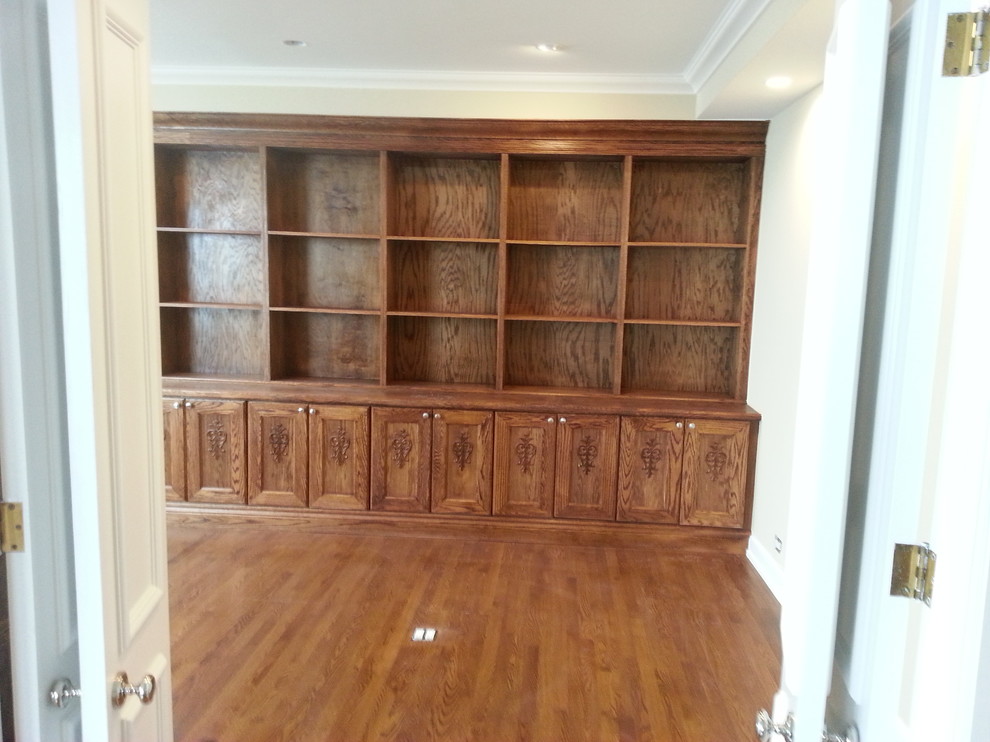 Imagen de despacho tradicional renovado de tamaño medio con paredes beige, suelo de madera en tonos medios y escritorio empotrado