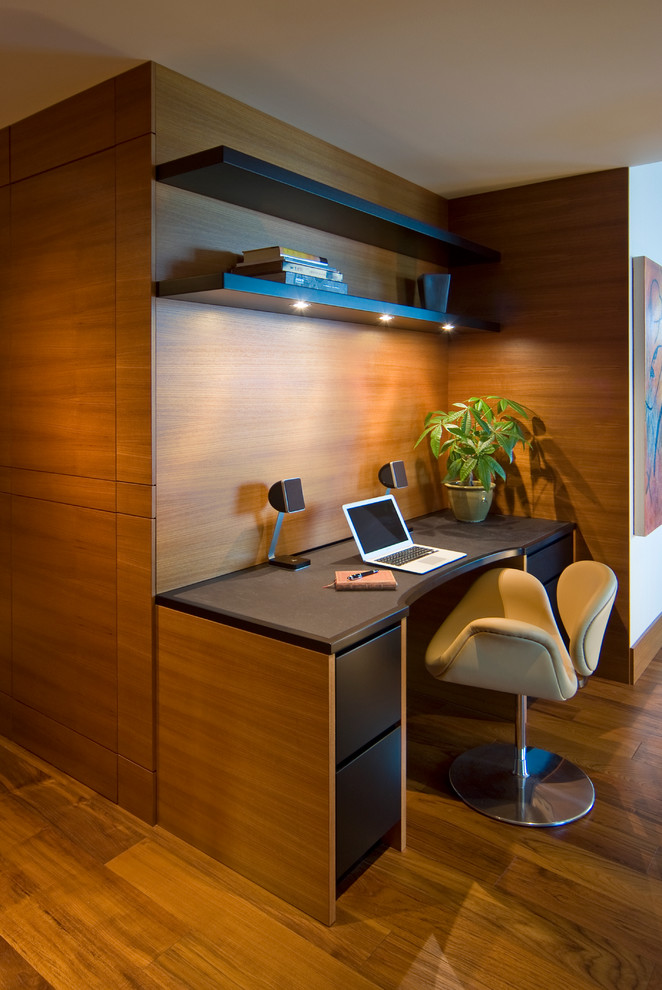 Cette image montre un bureau minimaliste de taille moyenne avec un sol en bois brun et un bureau intégré.