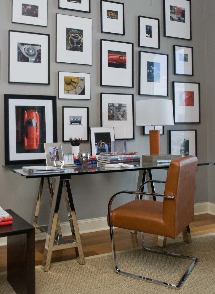 На фото: кабинет в стиле неоклассика (современная классика) с серыми стенами, паркетным полом среднего тона и отдельно стоящим рабочим столом