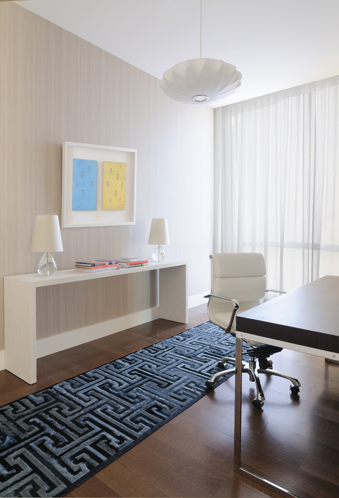 Ispirazione per un ufficio design di medie dimensioni con pareti beige, pavimento in legno massello medio, scrivania autoportante, nessun camino e pavimento marrone