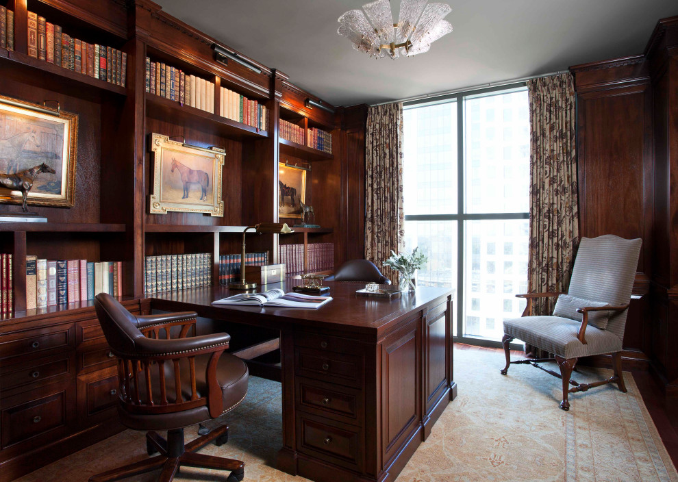 Modelo de despacho tradicional con paredes marrones, suelo de madera oscura, escritorio empotrado, suelo marrón, panelado y madera