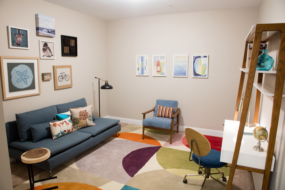 Imagen de despacho bohemio pequeño con paredes beige, moqueta y escritorio independiente