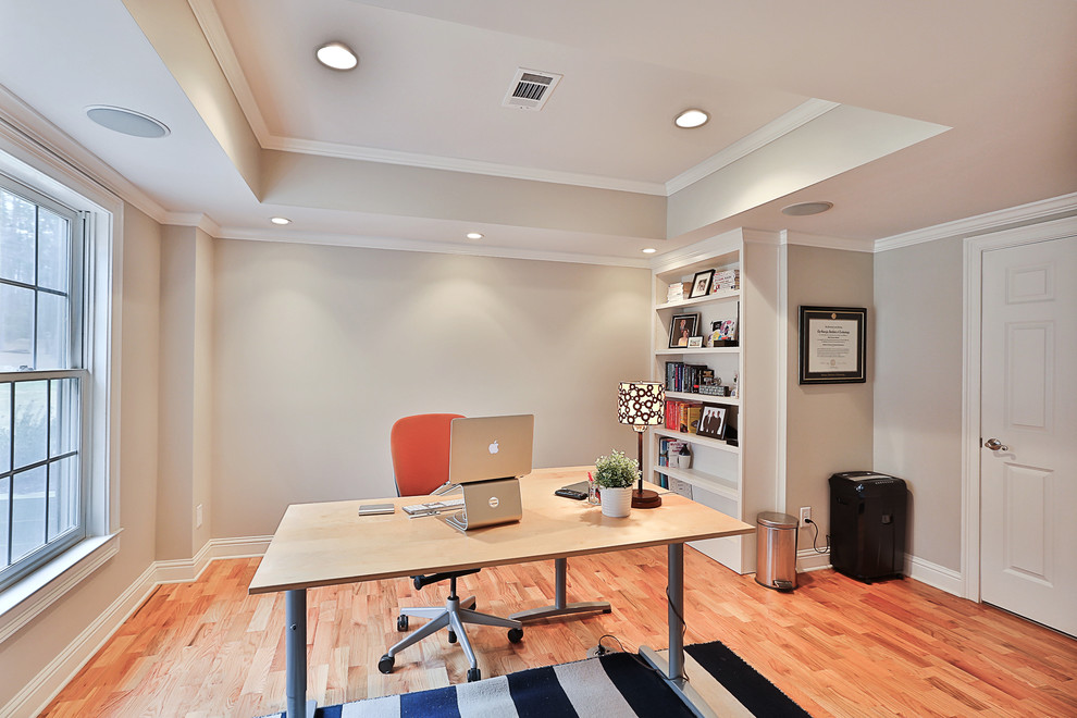 Idée de décoration pour un bureau tradition de taille moyenne avec un mur gris, parquet clair, aucune cheminée et un bureau indépendant.