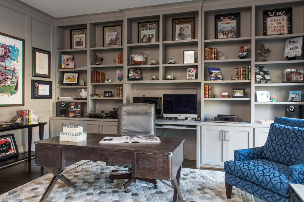 Ejemplo de despacho tradicional renovado de tamaño medio sin chimenea con paredes grises, suelo de madera oscura y escritorio independiente