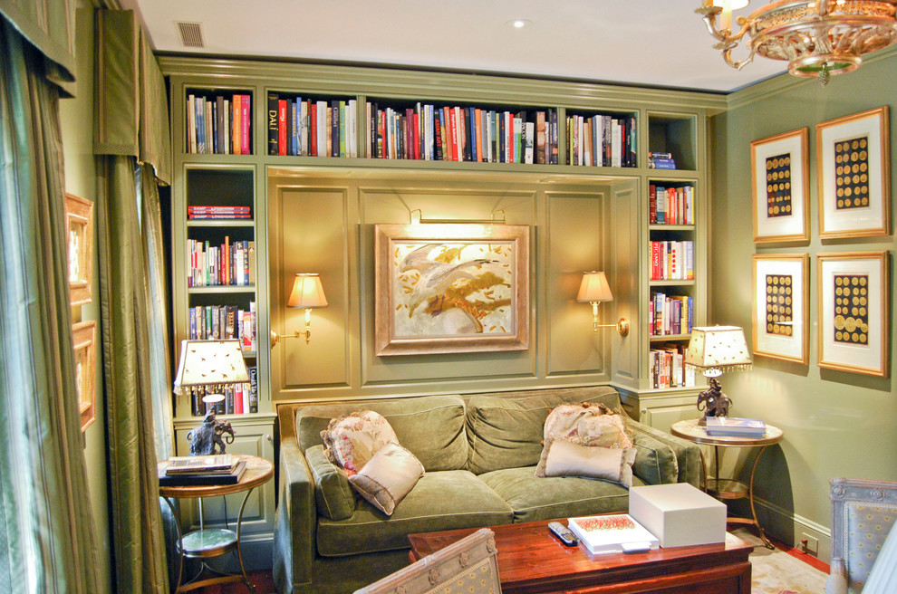 Cette photo montre un bureau chic de taille moyenne avec une bibliothèque ou un coin lecture, un mur vert, un sol en bois brun, aucune cheminée et un sol marron.