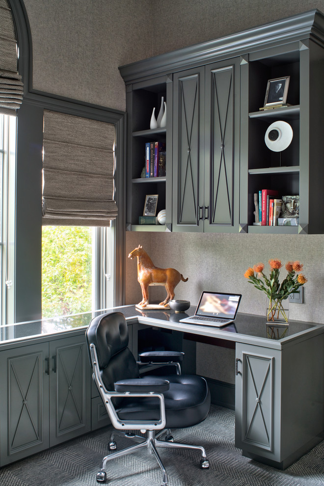 Стильный дизайн: рабочее место в стиле неоклассика (современная классика) с серыми стенами, ковровым покрытием, встроенным рабочим столом и зеленым полом - последний тренд