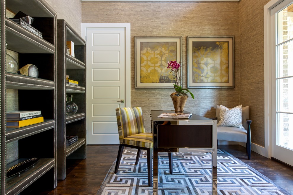 Kleines Klassisches Arbeitszimmer mit brauner Wandfarbe, dunklem Holzboden und freistehendem Schreibtisch in Dallas