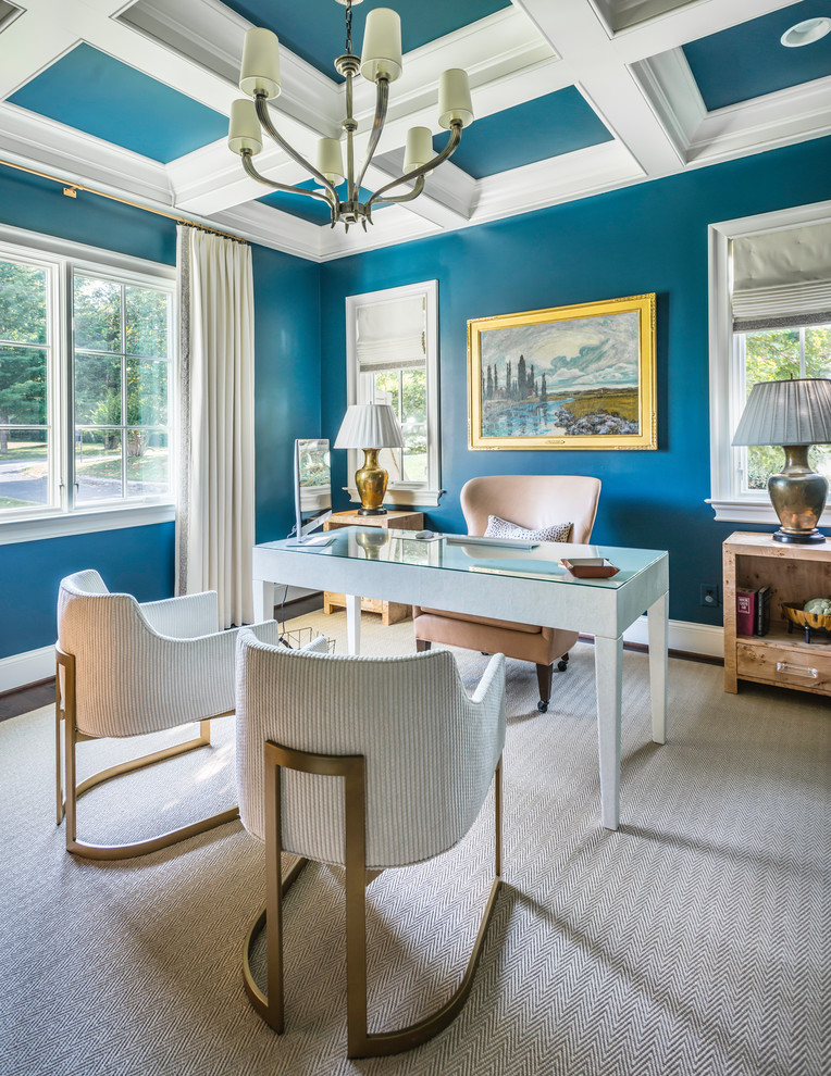 ナッシュビルにあるトラディショナルスタイルのおしゃれな書斎 (青い壁、暖炉なし、自立型机) の写真