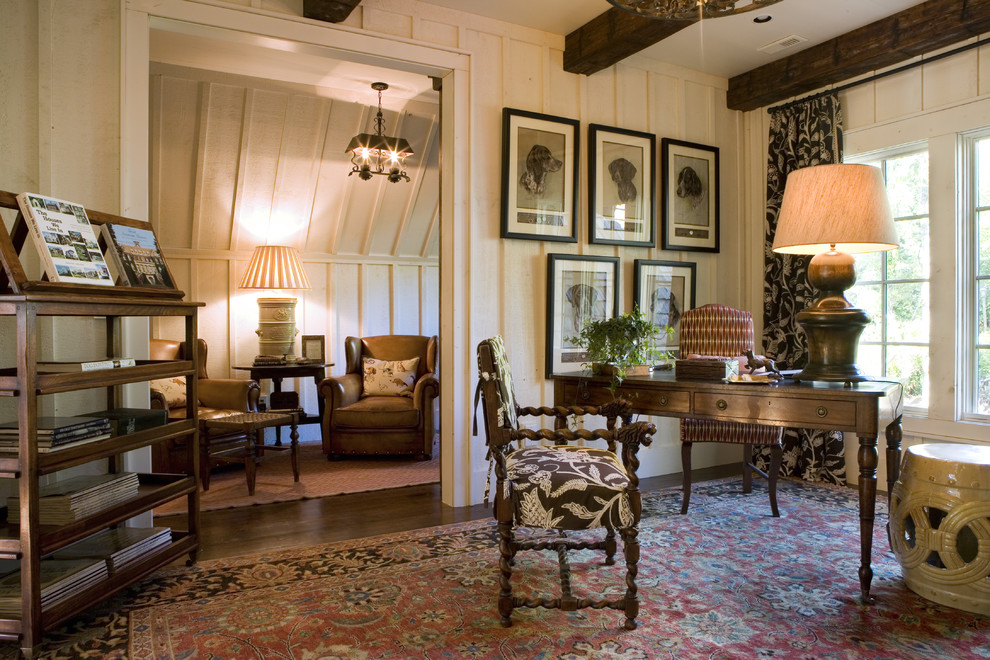 Idéer för att renovera ett vintage arbetsrum, med beige väggar, mörkt trägolv och ett fristående skrivbord