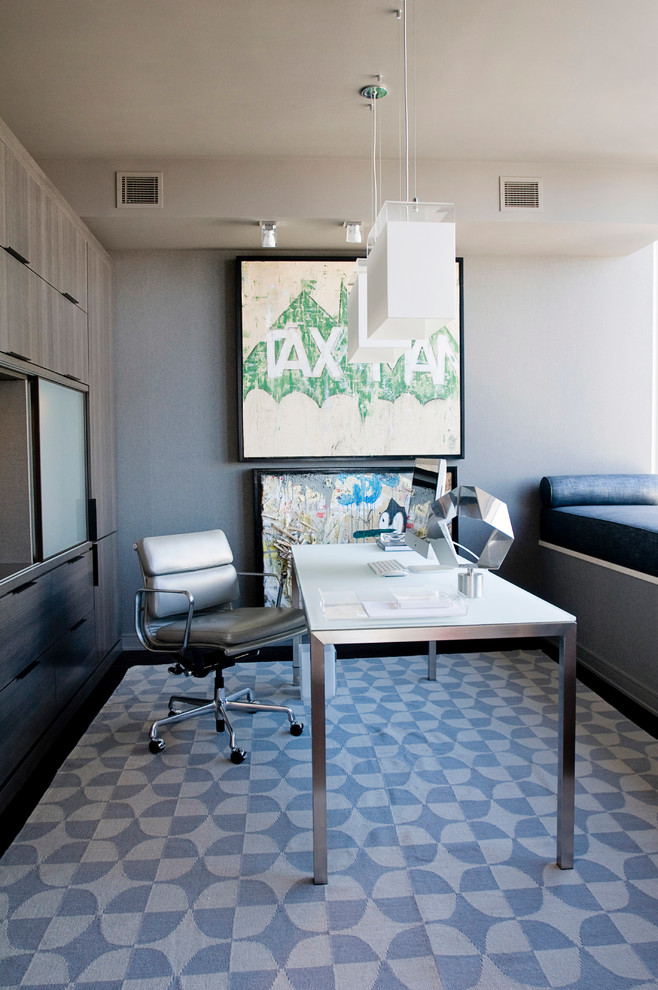 Modernes Arbeitszimmer mit grauer Wandfarbe und freistehendem Schreibtisch in San Francisco