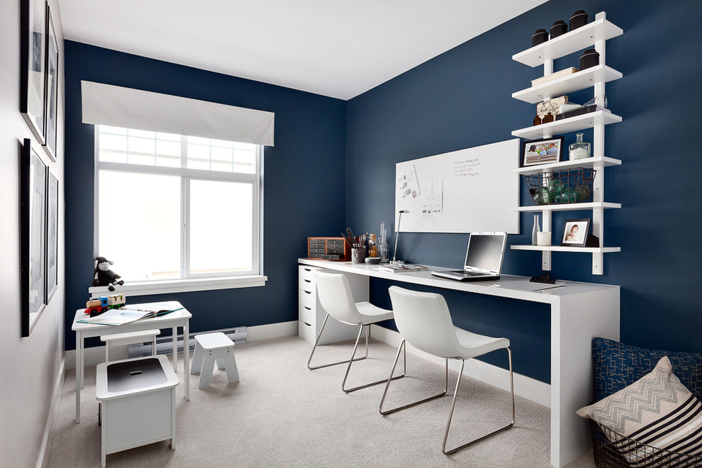 Mittelgroßes Klassisches Arbeitszimmer mit Arbeitsplatz, blauer Wandfarbe, Teppichboden, freistehendem Schreibtisch und grauem Boden in Vancouver