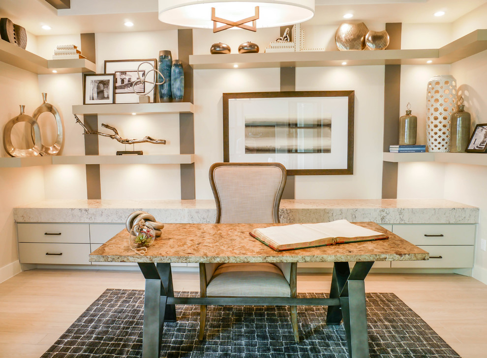 Imagen de despacho actual de tamaño medio con paredes blancas, suelo de madera clara, escritorio independiente y suelo beige
