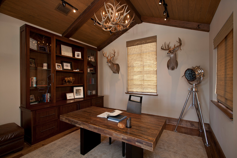 Imagen de despacho tradicional renovado de tamaño medio sin chimenea con paredes blancas, suelo de madera en tonos medios y escritorio independiente