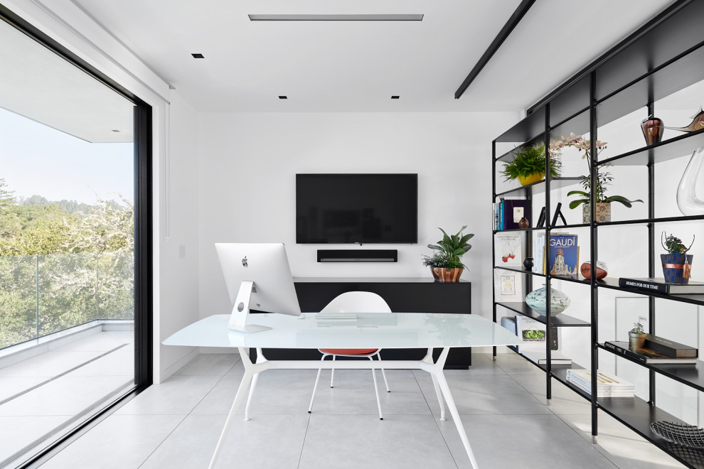 Ejemplo de despacho actual con paredes blancas, escritorio independiente y suelo gris