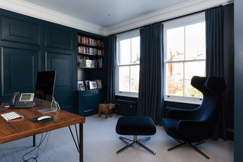 Idee per un ufficio tradizionale di medie dimensioni con pareti blu, moquette, nessun camino, scrivania autoportante e pavimento beige
