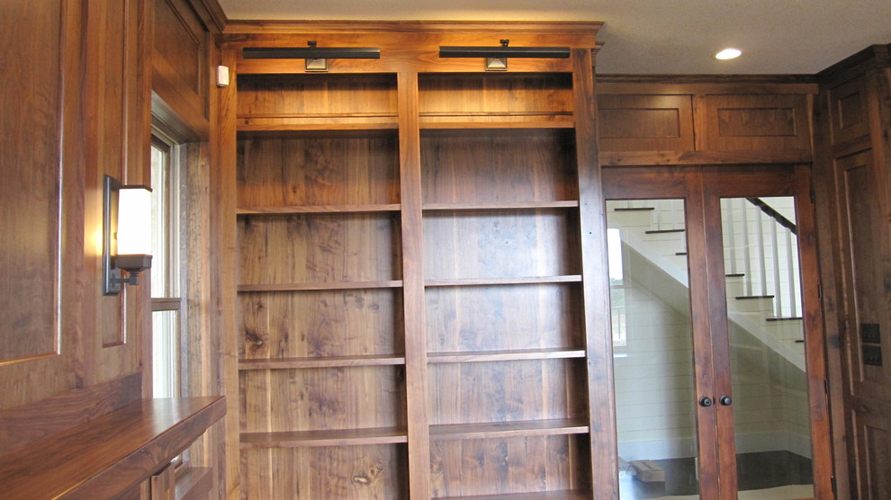 Источник вдохновения для домашнего уюта: домашняя библиотека среднего размера в стиле рустика с стандартным камином, коричневыми стенами и фасадом камина из дерева