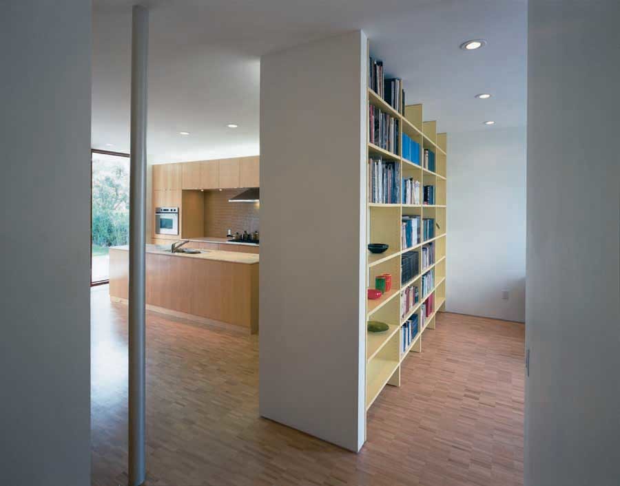 Inspiration pour un bureau minimaliste de taille moyenne avec un mur blanc et parquet clair.