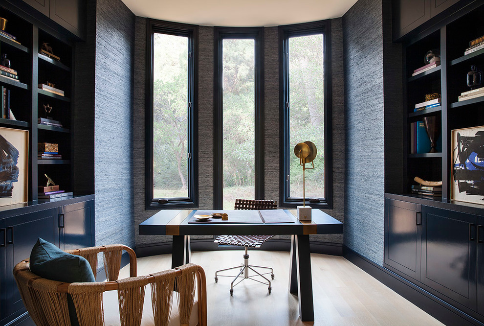 На фото: рабочее место в стиле неоклассика (современная классика) с синими стенами и отдельно стоящим рабочим столом с