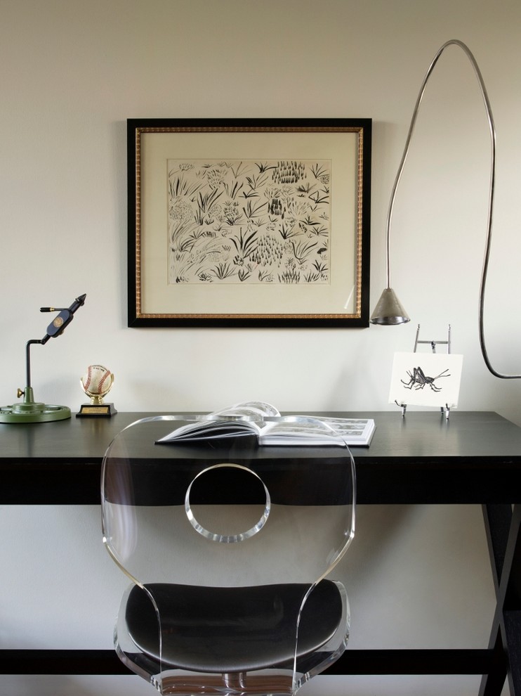 Foto de despacho actual de tamaño medio sin chimenea con paredes blancas, suelo de madera en tonos medios y escritorio independiente