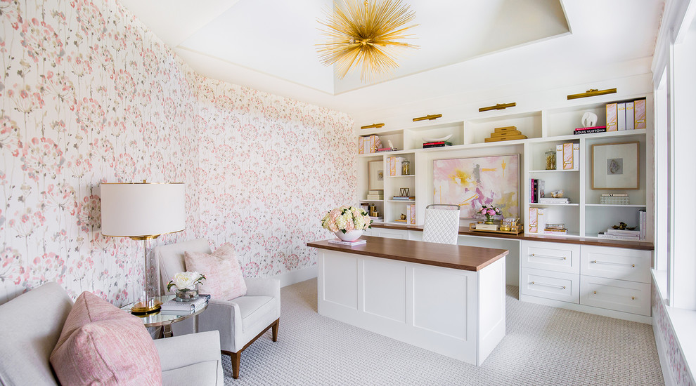 Diseño de despacho tradicional renovado con paredes multicolor, moqueta, escritorio independiente y suelo gris