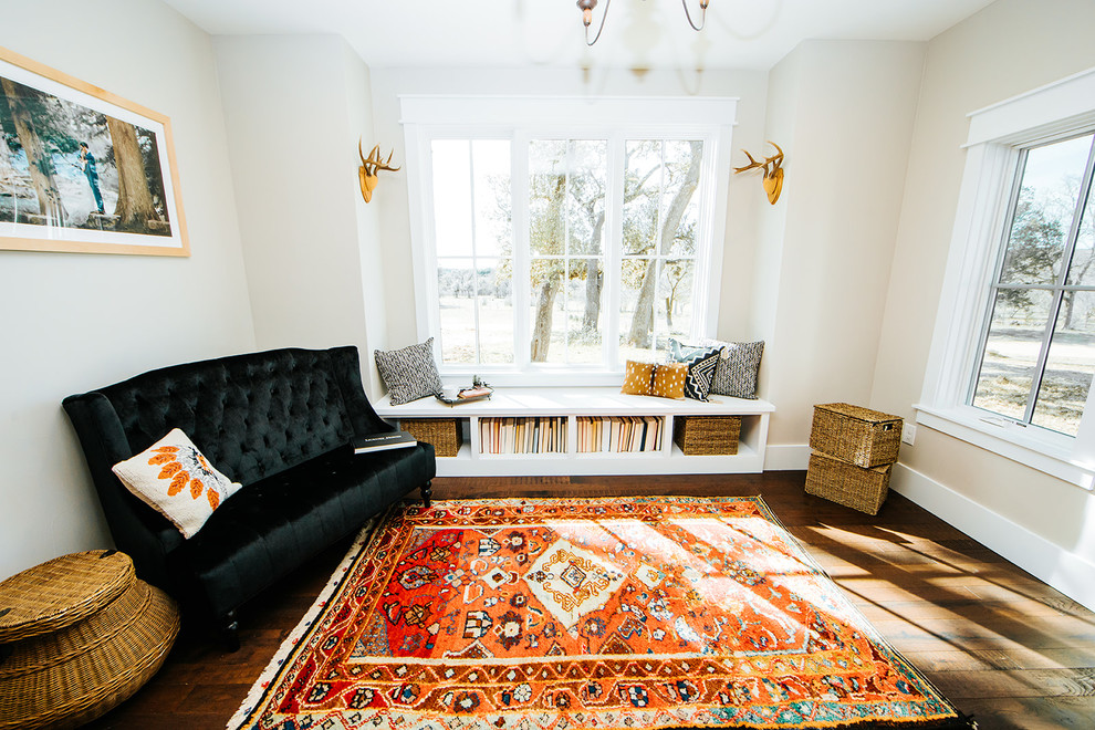 Mittelgroßes Landhausstil Lesezimmer mit freistehendem Schreibtisch, braunem Boden und dunklem Holzboden in Austin