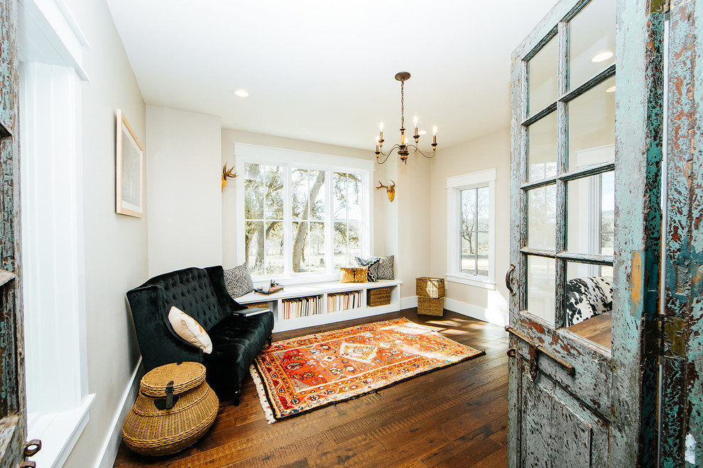 オースティンにある中くらいなカントリー風のおしゃれなホームオフィス・書斎 (ライブラリー、自立型机、茶色い床、濃色無垢フローリング) の写真