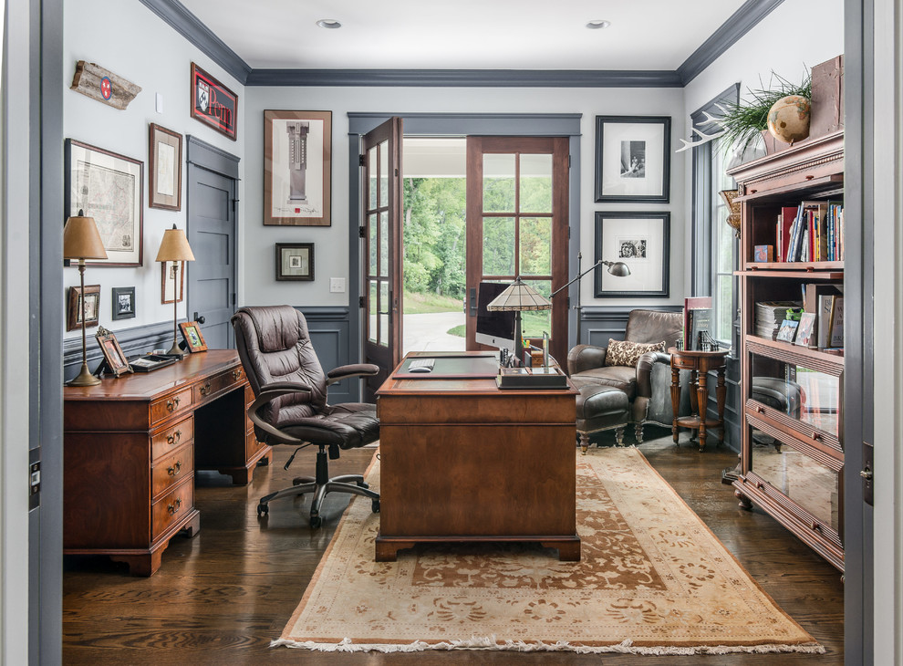 Inspiration pour un bureau traditionnel avec un mur gris, un sol en bois brun et un bureau indépendant.