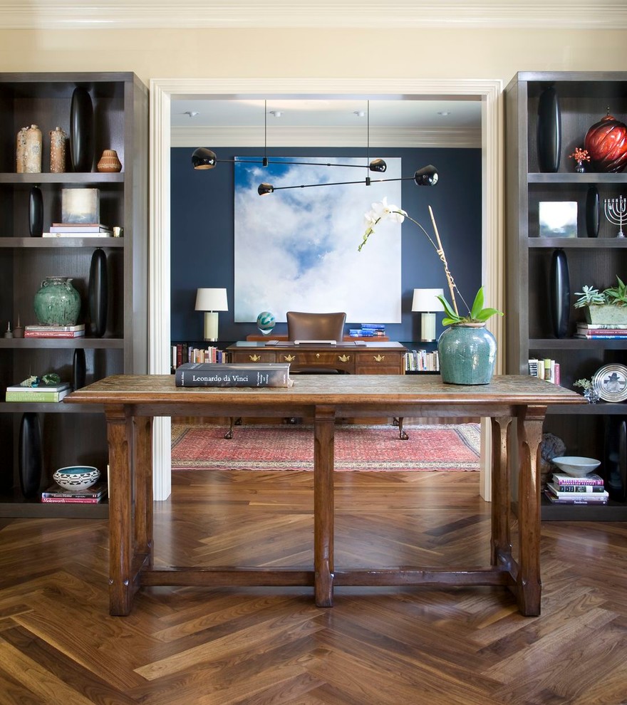 На фото: кабинет в стиле фьюжн с синими стенами и коричневым полом с