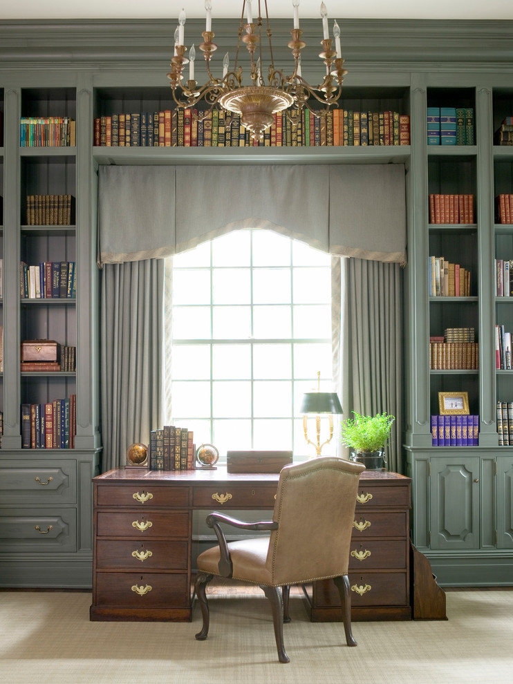 アトランタにある中くらいなトラディショナルスタイルのおしゃれな書斎 (緑の壁、自立型机) の写真