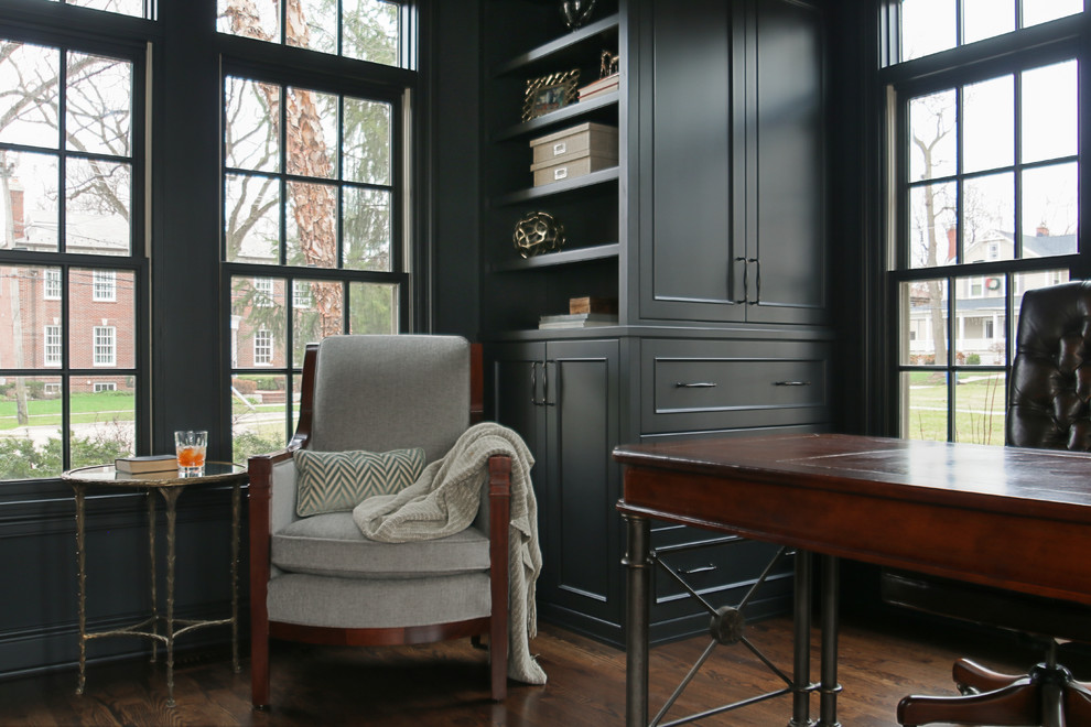 Imagen de despacho tradicional de tamaño medio con paredes grises, suelo de madera en tonos medios y escritorio independiente