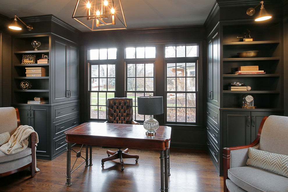 Idée de décoration pour un bureau tradition de taille moyenne avec un mur gris, un sol en bois brun et un bureau indépendant.