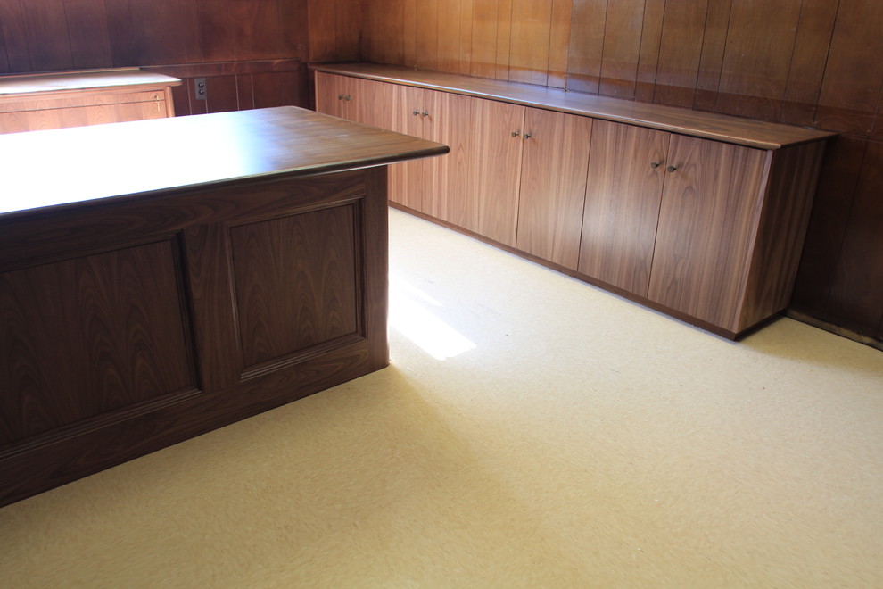Imagen de despacho moderno de tamaño medio con paredes beige, suelo de linóleo, escritorio empotrado y suelo blanco