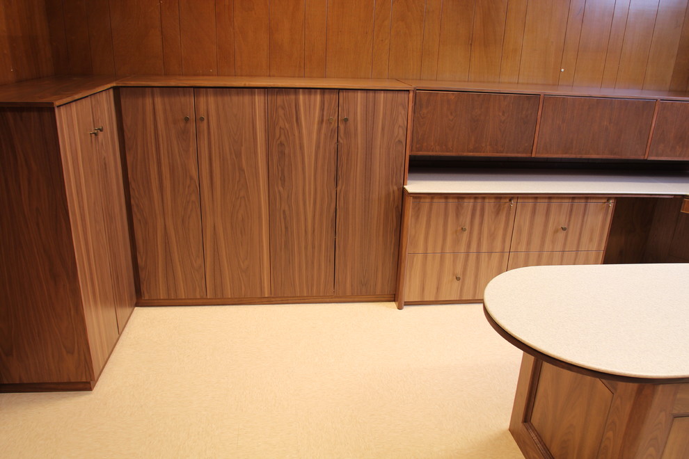 Idee per un ufficio minimalista di medie dimensioni con pareti beige, pavimento in linoleum, scrivania incassata e pavimento bianco