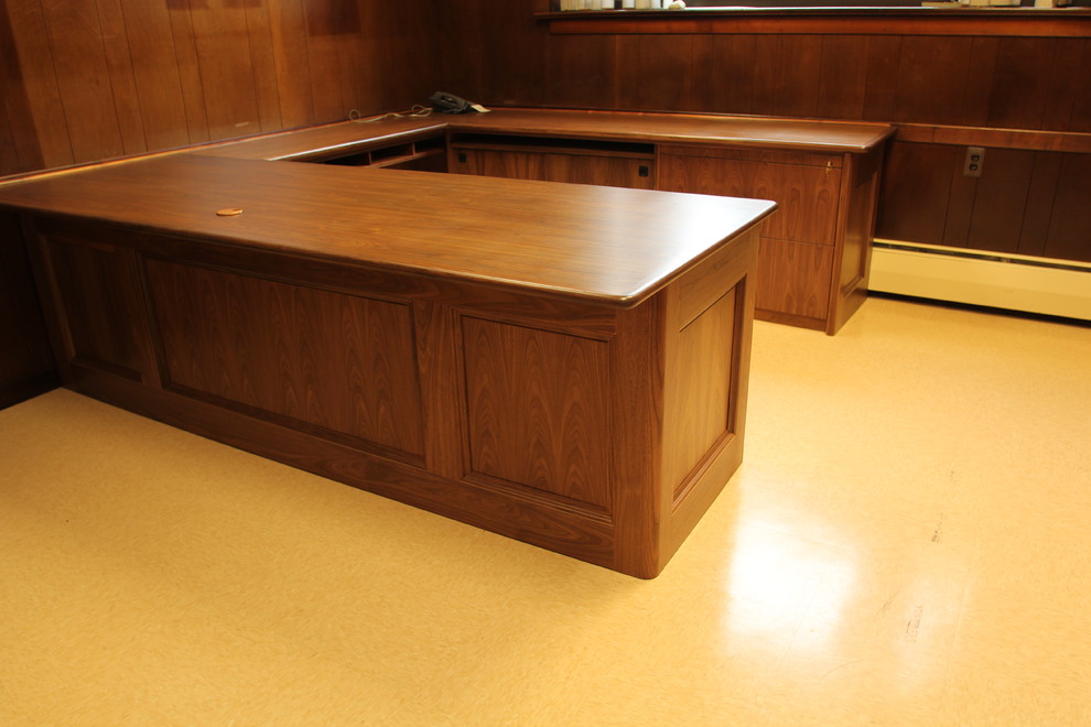 Réalisation d'un bureau minimaliste de taille moyenne avec un mur beige, un sol en linoléum, un bureau intégré et un sol blanc.