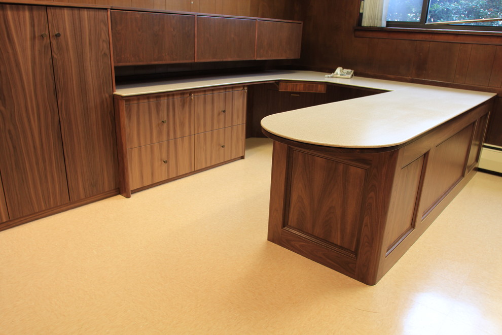 Inspiration pour un bureau minimaliste de taille moyenne avec un mur beige, un sol en linoléum, un bureau intégré et un sol blanc.