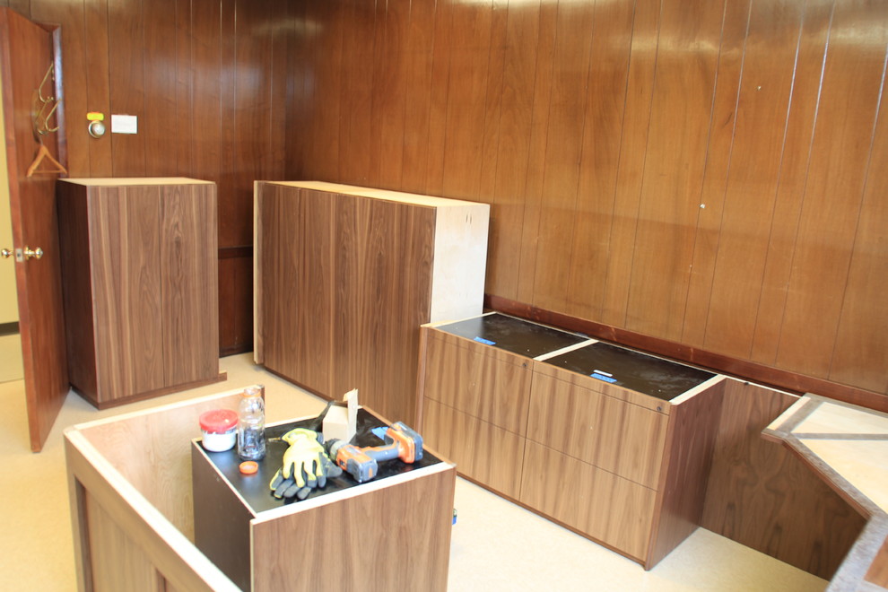 Foto de despacho minimalista de tamaño medio con paredes beige, suelo de linóleo, escritorio empotrado y suelo blanco