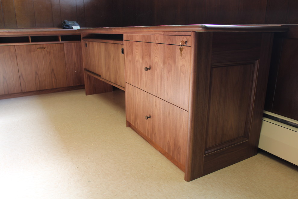 Exemple d'un bureau moderne de taille moyenne avec un mur beige, un sol en linoléum, un bureau intégré et un sol blanc.