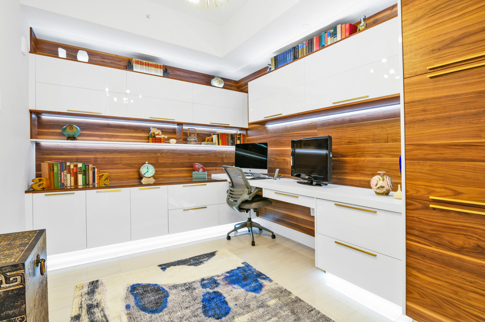 タンパにある高級な中くらいなコンテンポラリースタイルのおしゃれな書斎 (磁器タイルの床、造り付け机、白い床) の写真
