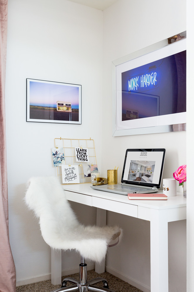 Foto de estudio escandinavo pequeño sin chimenea con paredes blancas, moqueta, escritorio independiente y suelo gris
