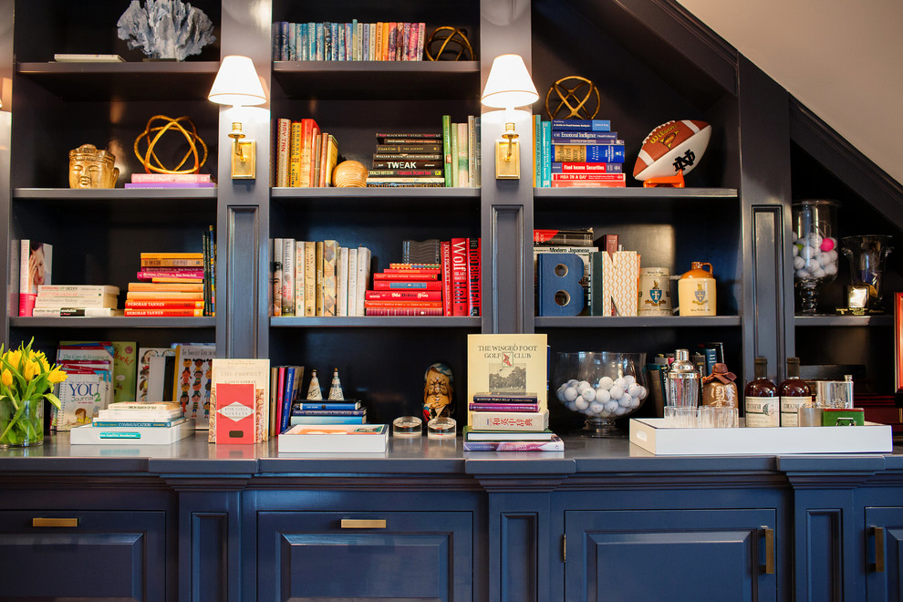 Ispirazione per un ufficio classico di medie dimensioni con pareti blu, parquet chiaro e scrivania autoportante