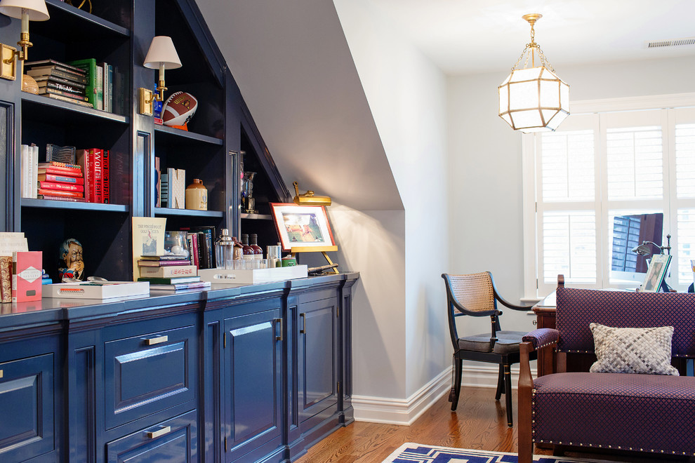 Ispirazione per un ufficio tradizionale di medie dimensioni con pareti blu, parquet chiaro, scrivania autoportante e pavimento beige