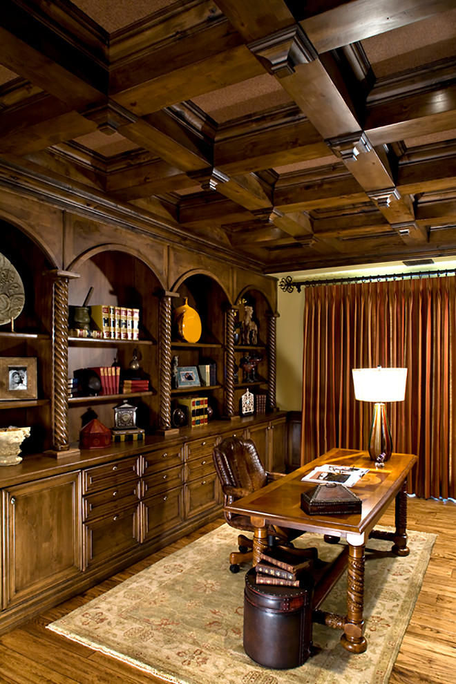 Esempio di un grande ufficio classico con pareti beige, pavimento in legno massello medio e scrivania autoportante