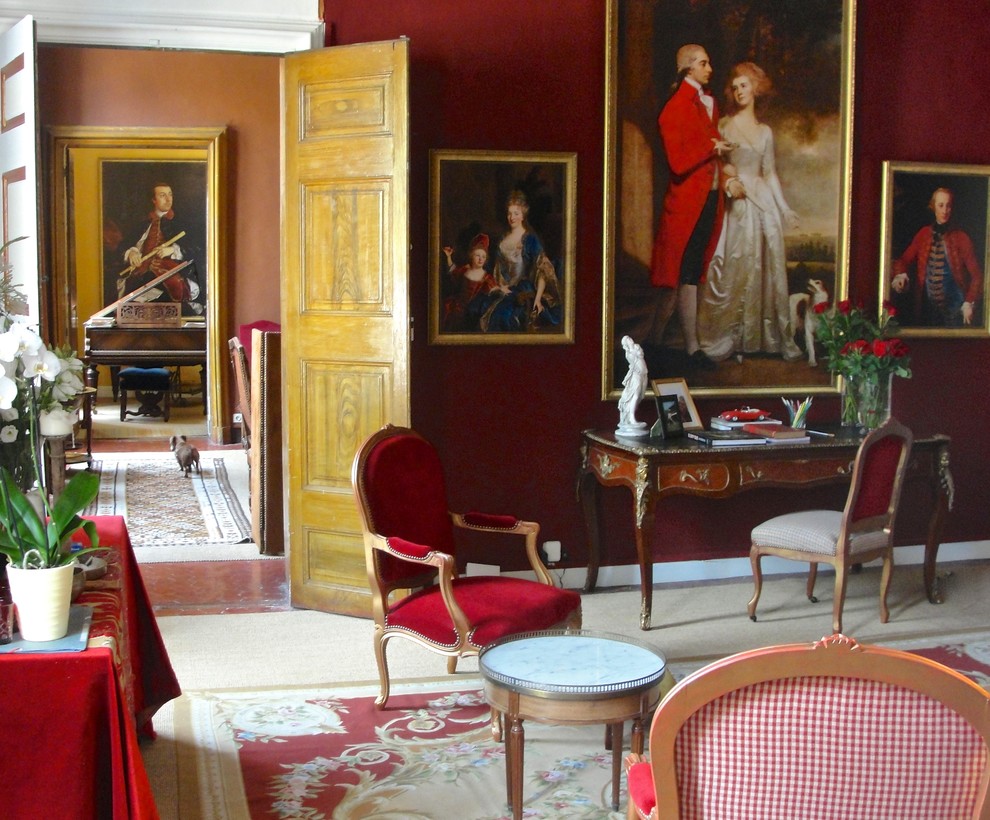 マルセイユにあるラグジュアリーな広いトラディショナルスタイルのおしゃれな書斎 (赤い壁、暖炉なし、自立型机) の写真