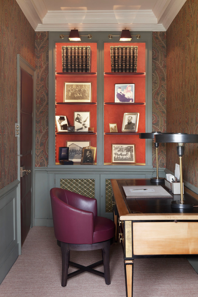 Ejemplo de despacho clásico renovado pequeño sin chimenea con paredes verdes, moqueta, escritorio independiente y suelo beige